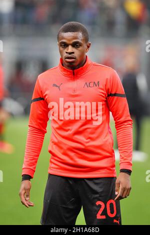 Milan, Italie.16 octobre 2021.Italie, Milan, octobre 16 2021: Pierre Kalulu (défenseur de Milan) exercices au cours du match de football AC MILAN contre HELLAS VERONA, Serie A 2021-2022 jour8, San Siro Stadium (photo de Fabrizio Andrea Bertani/Pacific Press) crédit: Pacific Press Media production Corp./Alay Live News Banque D'Images