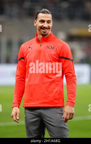 Milan, Italie.16 octobre 2021.Italie, Milan, octobre 16 2021: Zlatan Ibrahimovic (attaquant de Milan) sourit pendant le match de football AC MILAN contre HELLAS VERONA, série A 2021-2022 jour8, stade San Siro (photo de Fabrizio Andrea Bertani/Pacific Press) Credit: Pacific Press Media production Corp./Alay Live News Banque D'Images