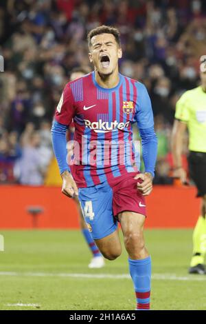 Barcelone, Espagne.18 octobre 2021.Barcelone, Espagne, 17 octobre 2021: Philippe Coutinho (14 FC Barcelone) but de célébration pendant, LaLiga Santander match entre Barcelone et Valence au stade Camp nou à Barcelone, Espagne.Rama Huerta/SPP crédit: SPP Sport presse photo./Alamy Live News Banque D'Images