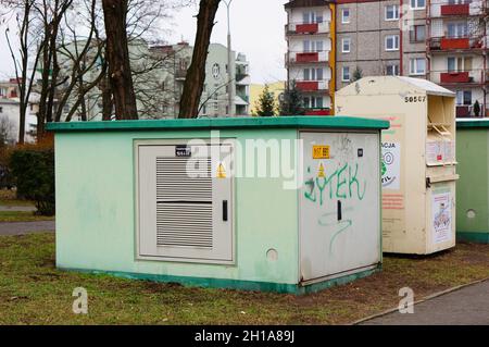 POZNAN, POLOGNE - 25 janvier 2015 : la boîte à électricité métallique située sur le sol herbeux, sur le côté de la rue de la ville de Poznan Banque D'Images