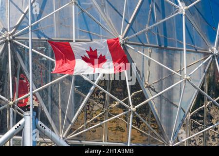 Un drapeau canadien vole à l'occasion de la Journée du Canada à Science World, à Vancouver, en Colombie-Britannique, au Canada. Banque D'Images