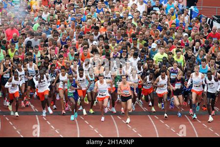 Début du marathon pendant le Marathon TCS d'Amsterdam 2021 le 17 octobre 2021 à Amsterdam, pays-Bas Credit: SCS/Soenar Chamid/AFLO/Alamy Live News Banque D'Images