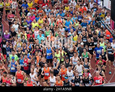 Début du marathon pendant le Marathon TCS d'Amsterdam 2021 le 17 octobre 2021 à Amsterdam, pays-Bas Credit: SCS/Soenar Chamid/AFLO/Alamy Live News Banque D'Images