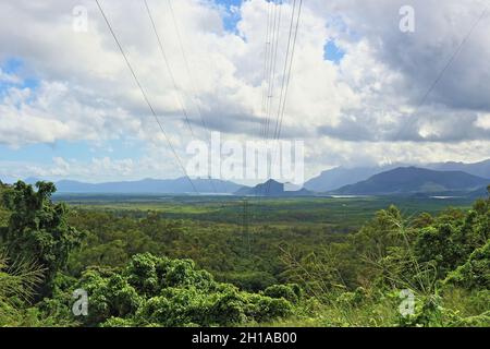 Cardwell Range vue panoramique originale de 'main Roads' vers Hinchinbrook Island Hinchinbrook Channel avec lignes haute tension Banque D'Images