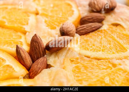Tarte savoureuse à l'orange avec noix d'amande, gros plan Banque D'Images