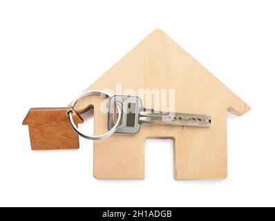 Clé avec porte-clés et figure de maison en bois sur fond blanc Banque D'Images