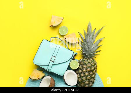 Composition avec sac élégant et fruits sur fond de couleur Banque D'Images