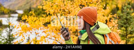 Une jeune fille de randonneur d'automne parlant sur un radio portable de jambon Banque D'Images