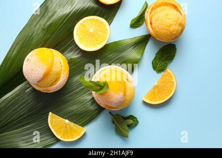 Crèmes glacées savoureuses aux peaux d'orange sur fond de couleur Banque D'Images