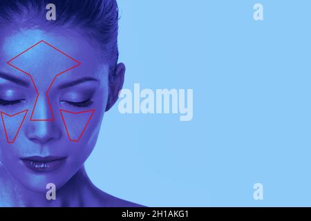 Technologie de reconnaissance faciale beauté femme visage scan en lumière bleue Banque D'Images