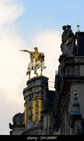 Statue d'or de Charles de Lorraine sur la maison l'Arbre d'Or à Bruxelles, Belgique. Banque D'Images