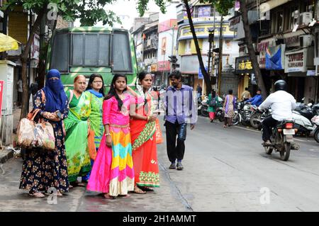 Les femmes Marathi marchent dans leurs robes colorées à Pune, Inde. Banque D'Images