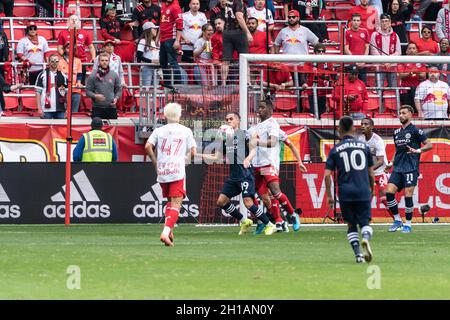 Harrison, NJ - 17 octobre 2021: Jesus Medina (19) de NYCFC contrôle le ballon pendant le jeu régulier MLS contre les Red Bulls à Red Bull Arena Banque D'Images