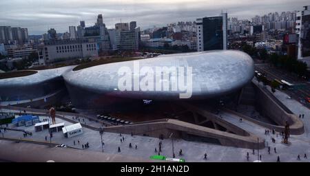 L'emblématique Dongdaemun Design Plaza à Séoul, en Corée. Banque D'Images