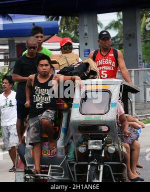 Tricycles dans la ville de Sorsogon, région de Bicol, Philippines. Banque D'Images