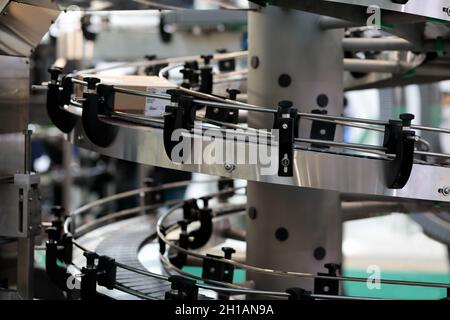 Boîte en carton sur un tapis de convoyeur en spirale.Mise au point sélective. Banque D'Images