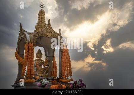 Bangkok, Thaïlande - 13 décembre 2019 : statue dorée de Phra Phrom ou Bouddha à quatre-face dans le beau ciel. Bouddha à quatre face considéré dans la culture thaïlandaise comme dei Banque D'Images