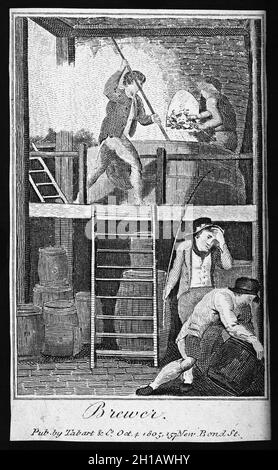 Gravure de quatre hommes au travail bravant de la bière, vers 1805 Banque D'Images