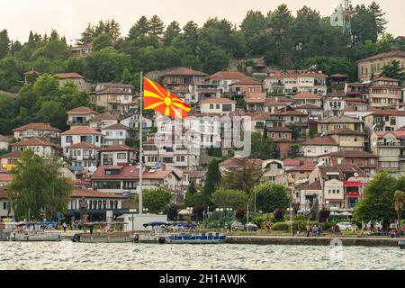 Drapeau macédonien dans la ville d'Ohrid, au bord du lac d'Ohrid, en Macédoine du Nord Banque D'Images