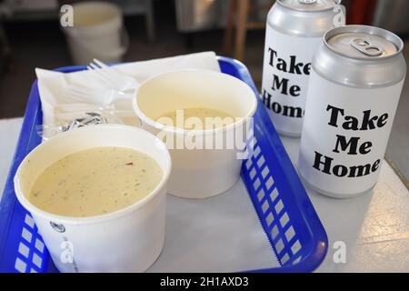 Chaudrée de palourdes et vin blanc en boîtes de conserve à Oysterville Sea Farms, Willapa Bay, péninsule de long Beach, État de Washington, États-Unis Banque D'Images