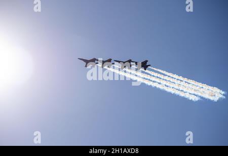 Semaine de la flotte à San Francisco, Californie.US Navy Blue Angels avion dans le ciel bleu Banque D'Images