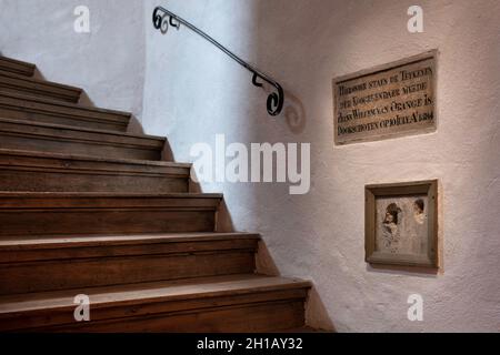 Trous de balle originaux de l'assassinat du Prince William d'Orange en 1584 dans le mur de Prinsenhof à Delft, aux pays-Bas Banque D'Images