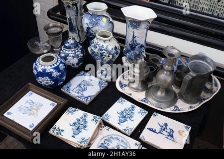 Objets étain et vases, carreaux et pots bleu Delft exposés devant une boutique à Delft, aux pays-Bas Banque D'Images