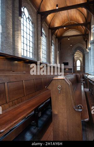 Des ragoûts en bois anciens d'origine dans le 'Nieuwe Kerk' de Delft.Concentrez-vous sur le panneau latéral en bois sur la droite Banque D'Images