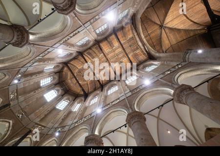 Plafond en bois avec colonne dans la 'Nieuwe Kerk' (Nouvelle église) dans l'ancien centre-ville de Delft, aux pays-Bas Banque D'Images