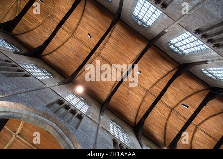 Plafond en bois avec colonne dans la 'Nieuwe Kerk' (Nouvelle église) dans l'ancien centre-ville de Delft, aux pays-Bas Banque D'Images