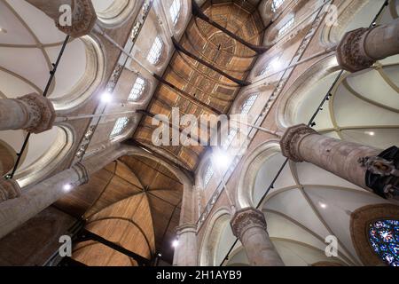 Plafond en bois avec colonne dans la 'Nieuwe Kerk' (Nouvelle église) dans l'ancien centre-ville de Delft, aux pays-Bas Banque D'Images