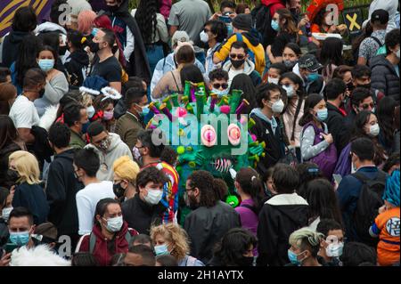 Un participant utilisant un costume du virus SarsCov2 (COVID-19), s'élance autour d'un millier de personnes ont inondé le Corferias Fair Compound au milieu des restrictions sociales de distanciation COVID-19 pendant le quatrième jour du SOFA (salon del Ocio y la Fantasia) 2021,Une foire visant le public geek en Colombie qui mélange Cosplay, gaming, super-héros et fans de cinéma de toute la Colombie, à Bogota, Colombie, le 17 octobre 2021. Banque D'Images