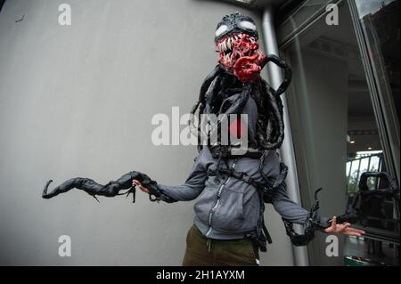 Un fan de Marvel Comics pose pour une photo en utilisant un COSTUME DE VENIN pendant le quatrième jour du SOFA (salon del Ocio y la Fantasia) 2021, une foire destinée au public geek en Colombie qui mélange Cosplay, jeux, super héros et fans de cinéma de toute la Colombie, à Bogota,Colombie le 17 octobre 2021. Banque D'Images