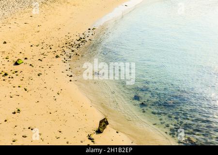 Belle plage et l'eau de mer au bord de la mer. Vue de haut angle. Banque D'Images