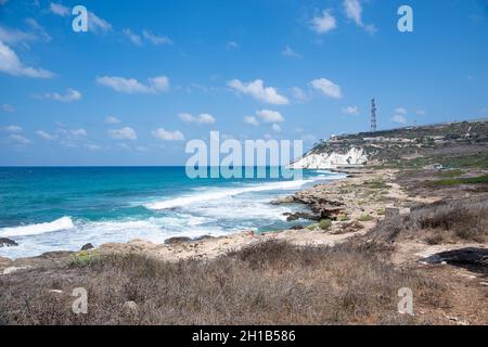 Mer Méditerranée, rochers de craie blanche et quelques plages capturées de la formation de Rosh Hanikra en Israël.Photo de haute qualité Banque D'Images