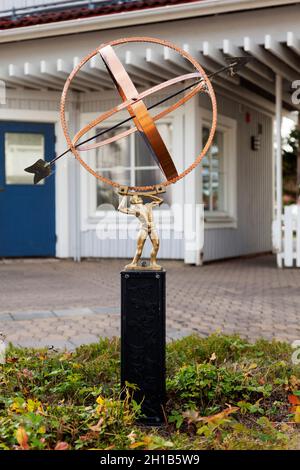 Umea, Norrland Suède - 29 septembre 2021 : un cadran solaire en bronze à l'ancienne Banque D'Images