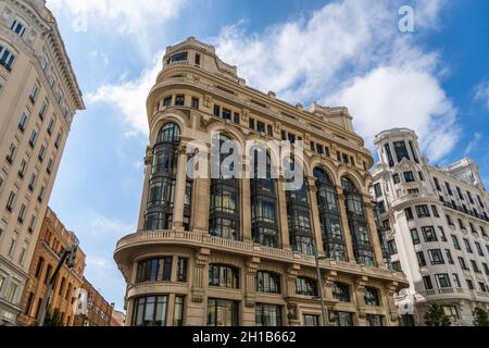 Madrid, Espagne - 10 octobre 2021 : vue à angle bas de la façade du bâtiment Matesanz sur Gran via, conçu par l'architecte Antonio Palacios Banque D'Images