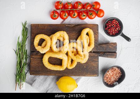 Tapa de calmar battu tranché en anneaux, sur le plateau de service, sur fond de table en pierre blanche, plan de dessus de la vue Banque D'Images