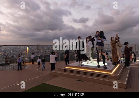 Tokyo, Japon.15 octobre 2021.Les visiteurs de Shibuya Sky apprécient le coucher de soleil à l'étage supérieur de la terrasse d'observation.Shibuya Sky est une nouvelle attraction pour les touristes nationaux et internationaux avec une vue magnifique sur Tokyo.(Photo de Stanislav Kogiku/SOPA Images/Sipa USA) crédit: SIPA USA/Alay Live News Banque D'Images