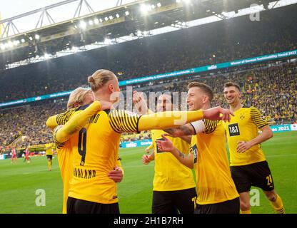 Jubilation DO UM goalschuetze Erling HAALAND (DO) après son but à 2: 0, de gauche à droite Julian BRANDT (DO), Erling HAALAND (DO), Emre CAN (DO), Marco REUS (DO), Thomas MEUNIER (DO),Football 1.Bundesliga, 08.matchday, Borussia Dortmund (DO) - FSV FSV FSV Mainz 05 (MZ), le 16 octobre 2021 à Dortmund/Allemagne.#DFL les règlements interdisent toute utilisation de photographies comme séquences d'images et/ou quasi-vidéo # Â Banque D'Images