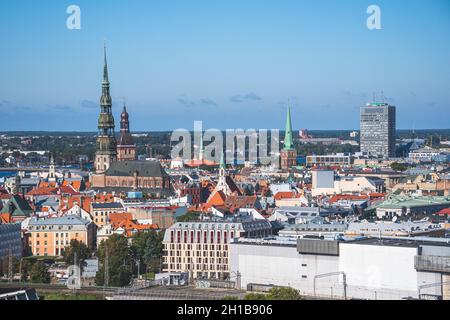 Panorama de Riga avec l'église Saint-Pierre, l'église luthérienne de Riga, la capitale de la Lettonie et d'autres églises et bâtiments Banque D'Images