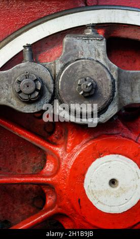 Arrière-plans et textures : roue de locomotive à vapeur rouge, gros plan, résumé industriel Banque D'Images