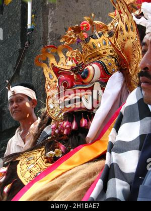 Gros plan du masque Barong préparé pour le spectacle de danse Barong à Ubud. Tradition, art et culture hindous balinais. Attraction touristique populaire. Banque D'Images