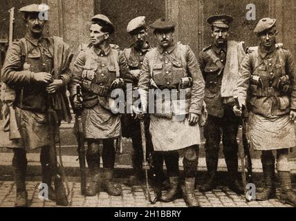 WWI - des soldats écossais en kilted en Écosse qui viennent de rentrer du front de bataille. Banque D'Images