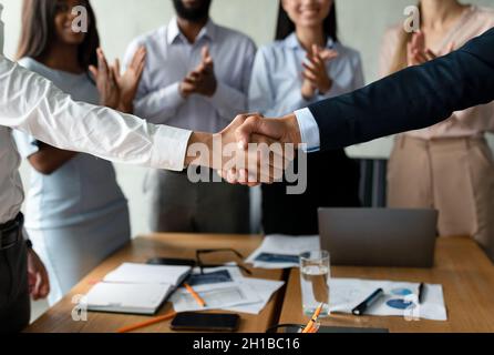 Offre réussie.Gros plan sur la prise de main de deux hommes lors de la réunion d'entreprise du groupe Banque D'Images