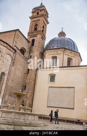 Europe, Italie, Marche, Tolentino, Fontaine Saint-Nicola,Place Silveri Banque D'Images