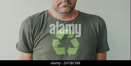 Homme portant un t-shirt vert avec symbole universel de recyclage imprimé sur la poitrine, portrait d'écologiste et activiste de l'environnement Banque D'Images