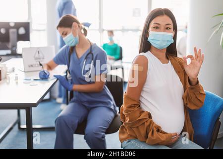 Vacciné asiatique Femme gestante OK à la clinique Banque D'Images