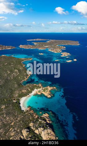 Vue d'en haut, prise de vue aérienne, vue panoramique de l'archipel de la Maddalena avec les îles Budelli, Razzoli et Santa Maia baignées par une eau turquoise. Banque D'Images