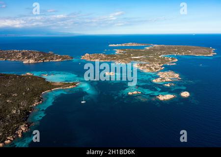 Vue d'en haut, vue imprenable sur l'archipel de la Maddalena avec les îles Budelli, Razzoli et Santa Maia baignées par des eaux turquoise et claires. Banque D'Images